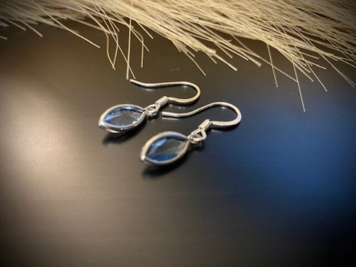 BRIDGET oorbellen zilver met blauwe glashanger facet