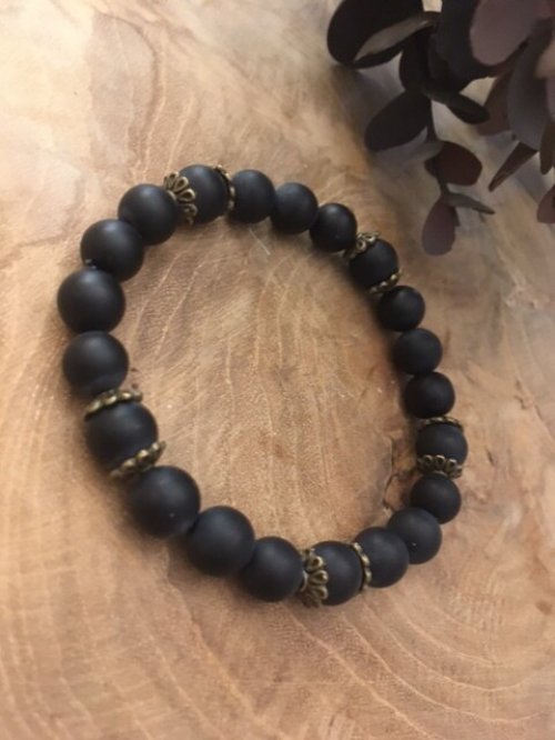 Armband met Onyx 8mm (mat) met bronskleurige sierstukjes!