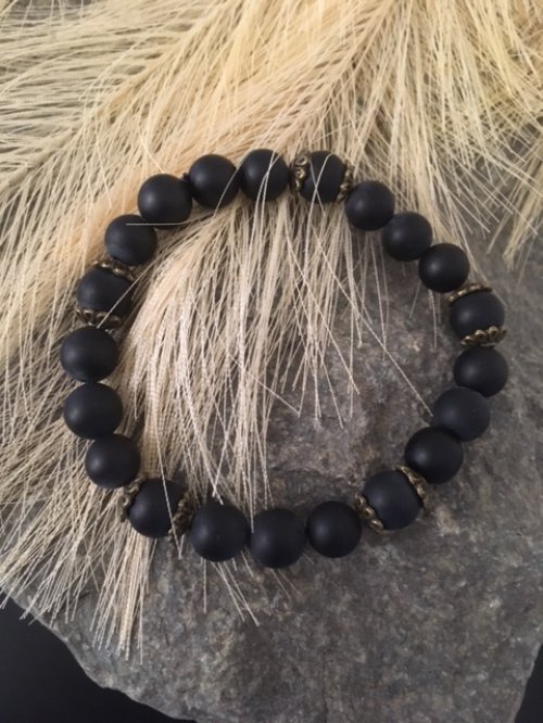 Armband met Onyx 8mm (mat) met bronskleurige sierstukjes!