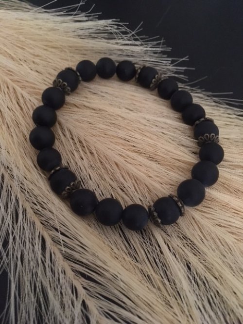 Armband met Onyx 8mm (mat) met bronskleurige sierstukjes!