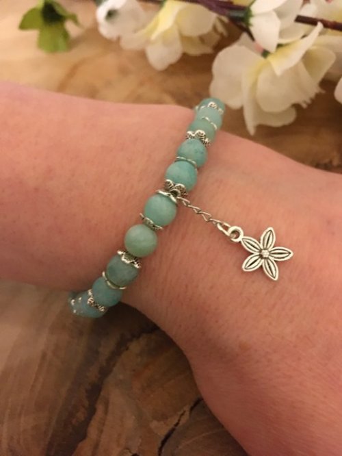 FORTUNA armband met Amazoniet en zilverkleurige sierstukjes!