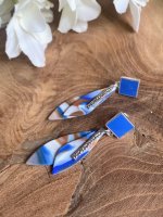 Oorbellen  blaadjes blauw mix bruin &amp; wit