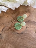 Oorbellen groen &amp; beige streepjes met goudkleurig kettinkje